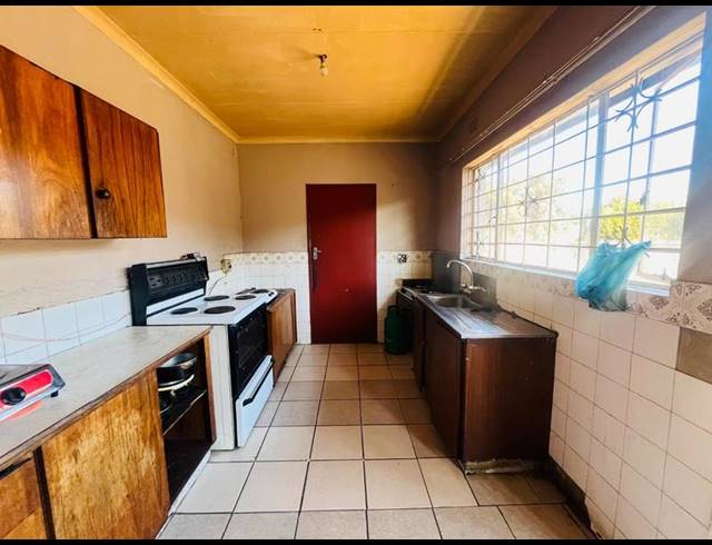 6 BEDROOM HOUSE FOR SALE IN CRESSLAWN